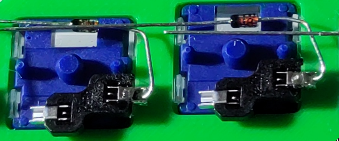 /frku/snappy-public-qwerty-inward/media/branch/main/assets/instructions/005_diodes_soldered.png