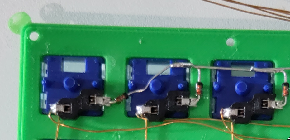 /frku/snappy-public-qwerty-inward/media/branch/main/assets/instructions/007_solder_left.png