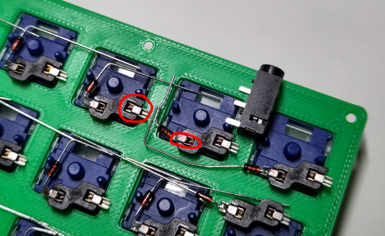 /frku/snappy-public-qwerty-inward/media/branch/main/assets/instructions/007_solder_right.png